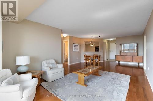 807 - 1201 North Shore Boulevard E, Burlington, ON - Indoor Photo Showing Living Room