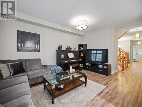 79 Watkins Glen Crescent, Aurora, ON - Indoor Photo Showing Living Room