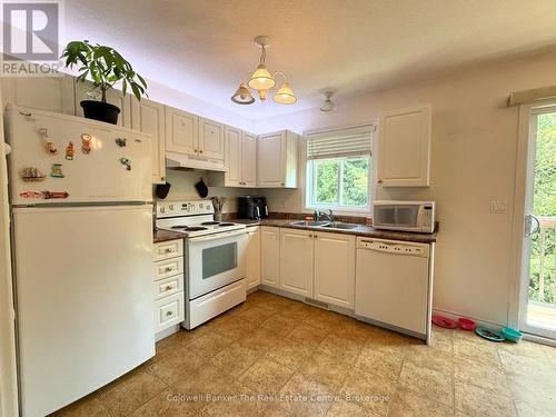 45 - 200 Pine Street, Bracebridge (Macaulay), ON - Indoor Photo Showing Kitchen With Double Sink