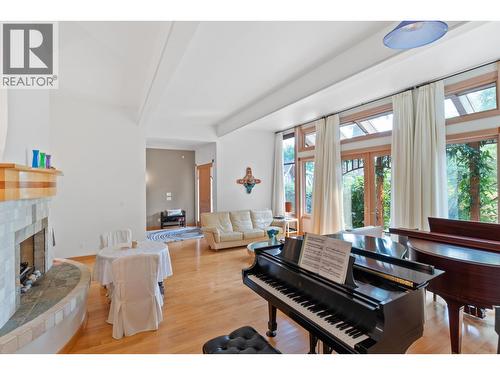 2919 Tower Hill Crescent, West Vancouver, BC - Indoor Photo Showing Living Room With Fireplace