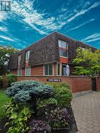 TH1 - 73 UPPER CANADA DRIVE  Toronto, ON M2P 2A2