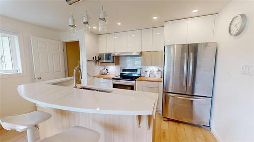 139090 Pth 8 Highway, Riverton, MB - Indoor Photo Showing Kitchen With Upgraded Kitchen