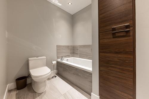 Bathroom - 300-5030 Boul. Léger, Montréal (Montréal-Nord), QC - Indoor Photo Showing Bathroom