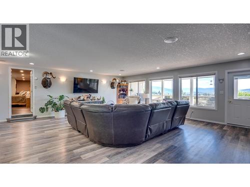 4767 Grandview Flats N Road, Armstrong, BC - Indoor Photo Showing Living Room