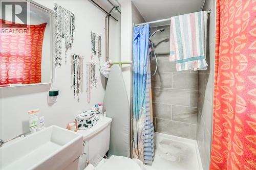 1406 Fourth Avenue, Trail, BC - Indoor Photo Showing Bathroom