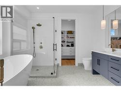 Large 6 piece ensuite off master bedroom. - 