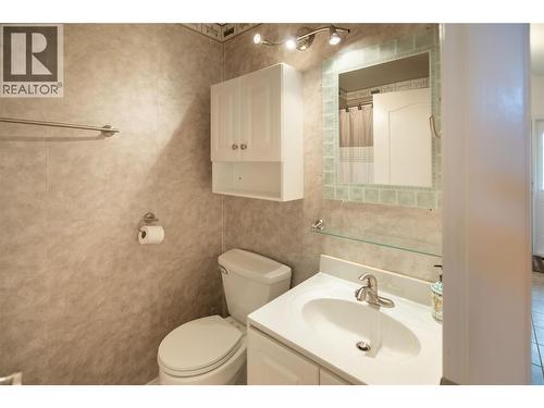 609 Truswell Road Unit# 175, Kelowna, BC - Indoor Photo Showing Bathroom