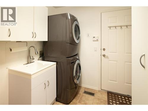 609 Truswell Road Unit# 175, Kelowna, BC - Indoor Photo Showing Laundry Room