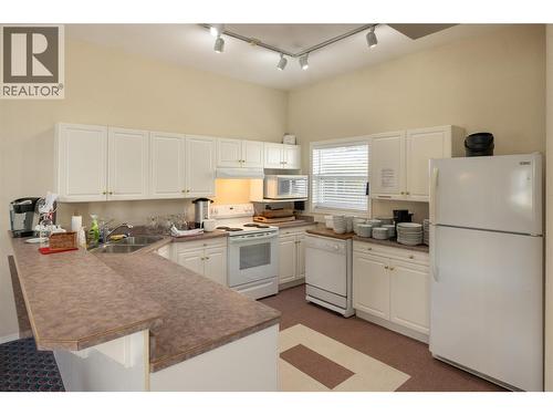 609 Truswell Road Unit# 175, Kelowna, BC - Indoor Photo Showing Kitchen With Double Sink
