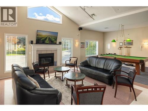 609 Truswell Road Unit# 175, Kelowna, BC - Indoor Photo Showing Living Room With Fireplace