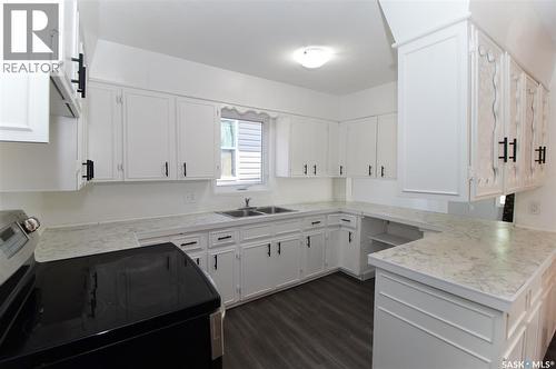 425 Montreal Street, Regina, SK - Indoor Photo Showing Kitchen With Double Sink