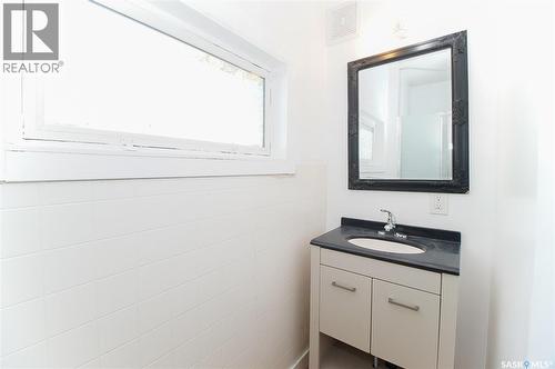 425 Montreal Street, Regina, SK - Indoor Photo Showing Bathroom
