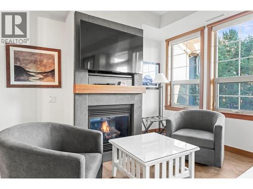 105 Village Centre Court Unit# 321, Vernon, BC - Indoor Photo Showing Living Room With Fireplace