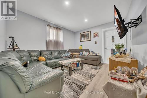 5464 Lewis Avenue, Niagara Falls (Clifton Hill), ON - Indoor Photo Showing Living Room