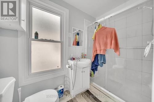 5464 Lewis Avenue, Niagara Falls (Clifton Hill), ON - Indoor Photo Showing Bathroom
