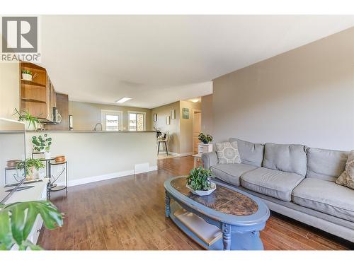 244 Prior Road S, Kelowna, BC - Indoor Photo Showing Living Room