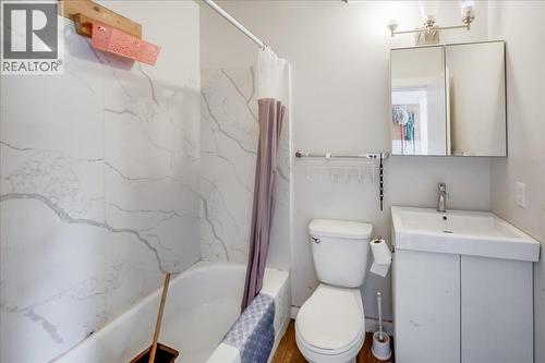 2100 Crestview Crescent, Castlegar, BC - Indoor Photo Showing Bathroom