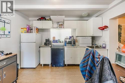 2100 Crestview Crescent, Castlegar, BC - Indoor Photo Showing Kitchen
