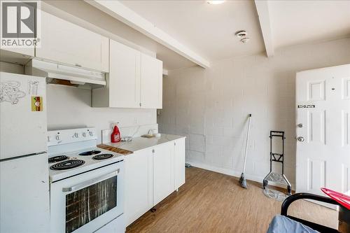 2100 Crestview Crescent, Castlegar, BC - Indoor Photo Showing Kitchen