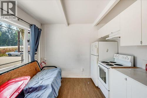 2100 Crestview Crescent, Castlegar, BC - Indoor Photo Showing Kitchen