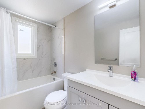 22 Sherwood Avenue, Kitchener, ON - Indoor Photo Showing Bathroom