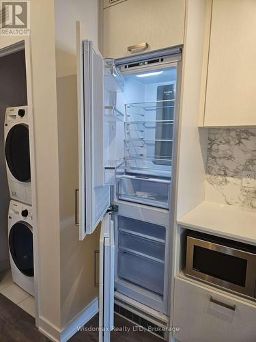 717 - 60 Honeycrisp Crescent, Vaughan (Vaughan Corporate Centre), ON - Indoor Photo Showing Laundry Room