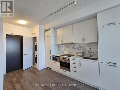 717 - 60 Honeycrisp Crescent, Vaughan (Vaughan Corporate Centre), ON - Indoor Photo Showing Kitchen