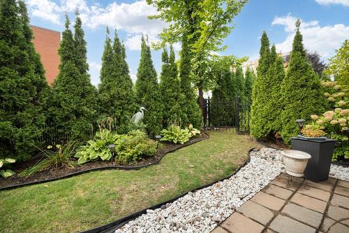 Cour - 10 Crois. Mirabel, Dollard-Des-Ormeaux, QC 