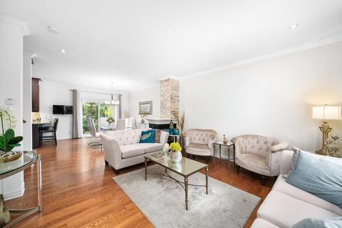 Salon - 10 Crois. Mirabel, Dollard-Des-Ormeaux, QC 