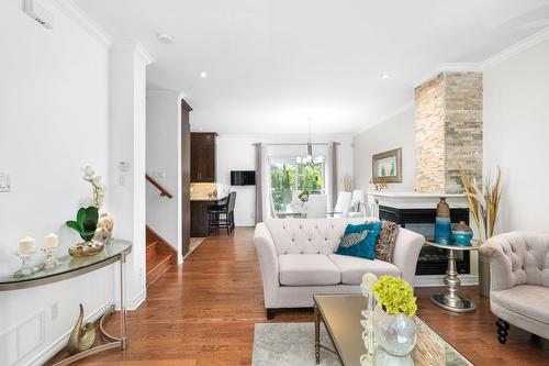 Salon - 10 Crois. Mirabel, Dollard-Des-Ormeaux, QC 