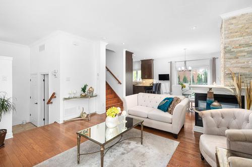 Salon - 10 Crois. Mirabel, Dollard-Des-Ormeaux, QC 