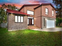 1098 STONEYBROOK Crescent  Windsor, ON N9G 2Y3