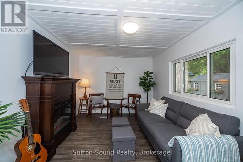 449 5Th Avenue E, Owen Sound, ON - Indoor Photo Showing Living Room With Fireplace
