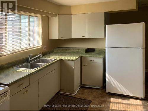 3498 Ashcroft Crescent, Mississauga, ON - Indoor Photo Showing Kitchen With Double Sink