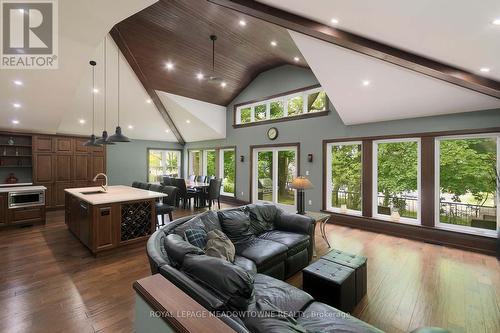 307 Queen Street S, Mississauga, ON - Indoor Photo Showing Living Room