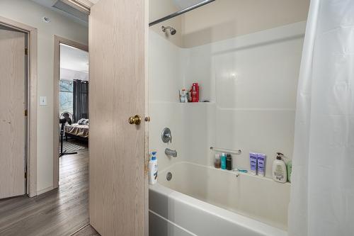 301-2802 Grandview Heights, Merritt, BC - Indoor Photo Showing Bathroom