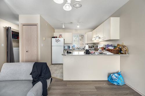 301-2802 Grandview Heights, Merritt, BC - Indoor Photo Showing Kitchen
