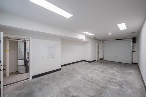 106-770 Argyle Street, Penticton, BC - Indoor Photo Showing Garage
