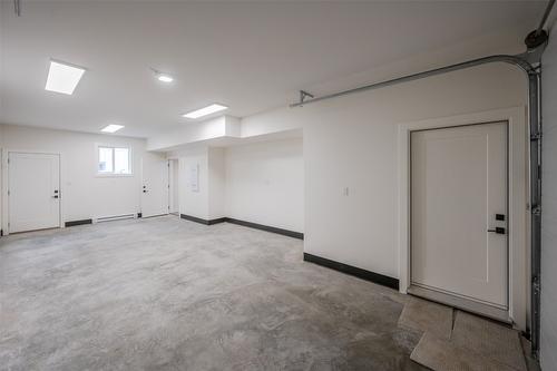 106-770 Argyle Street, Penticton, BC - Indoor Photo Showing Garage