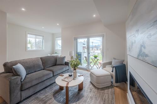 106-770 Argyle Street, Penticton, BC - Indoor Photo Showing Living Room