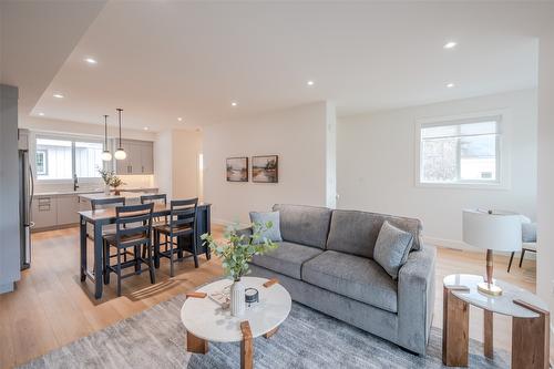 106-770 Argyle Street, Penticton, BC - Indoor Photo Showing Living Room