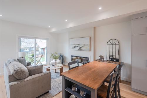 106-770 Argyle Street, Penticton, BC - Indoor Photo Showing Living Room