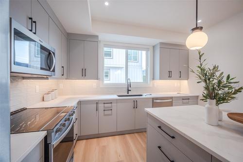 106-770 Argyle Street, Penticton, BC - Indoor Photo Showing Kitchen With Upgraded Kitchen