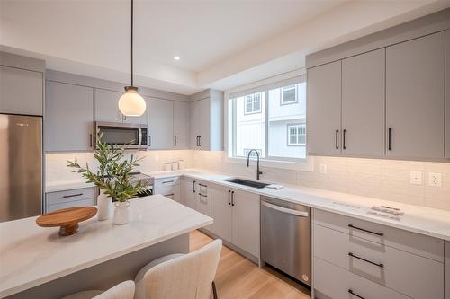 106-770 Argyle Street, Penticton, BC - Indoor Photo Showing Kitchen With Upgraded Kitchen