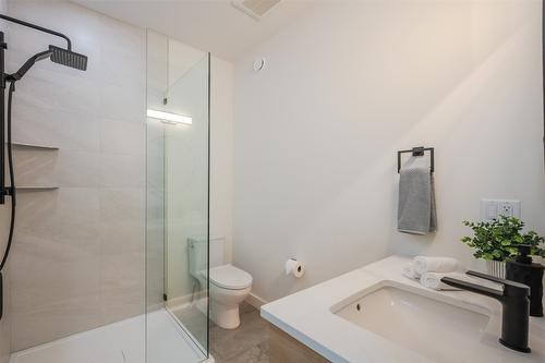 106-770 Argyle Street, Penticton, BC - Indoor Photo Showing Bathroom