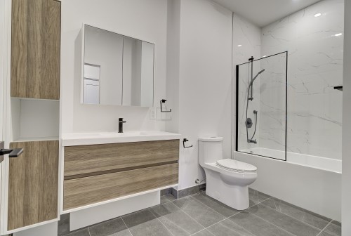 Bathroom - 405-2020 Rue Lucien-Thimens, Montréal (Saint-Laurent), QC - Indoor Photo Showing Bathroom