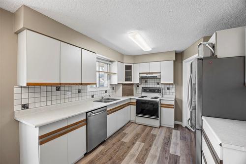 971 Kirkland Place, Kamloops, BC - Indoor Photo Showing Kitchen With Double Sink
