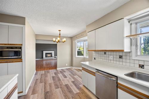 971 Kirkland Place, Kamloops, BC - Indoor Photo Showing Kitchen