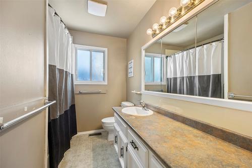 971 Kirkland Place, Kamloops, BC - Indoor Photo Showing Bathroom