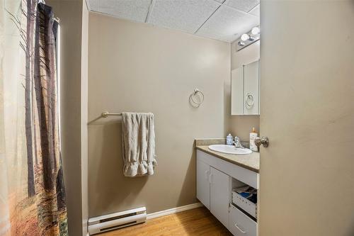 971 Kirkland Place, Kamloops, BC - Indoor Photo Showing Bathroom